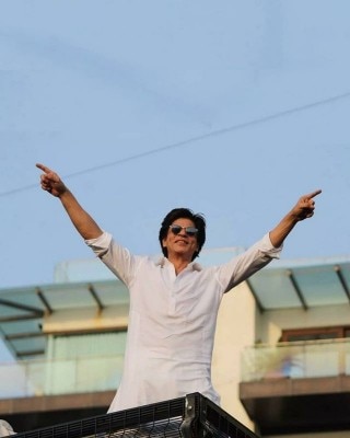 अपने घर के बाहर शाहरुख़ खान. अपने घर के बाहर शाहरुख़ खान.