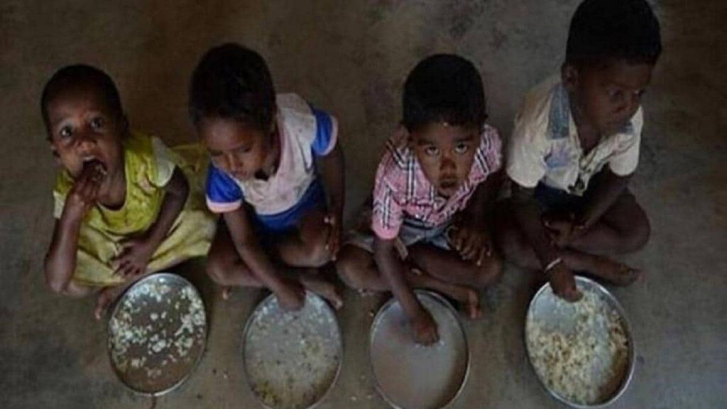 मिड डे मील खाते बच्चों की प्रतीकात्मक तस्वीर. (फ़ोटो-आजतक) Malnutrition News Sixteen Nine 2