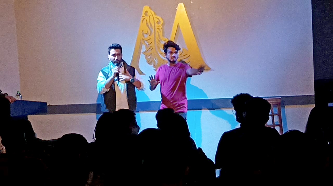 गिरफ्तारी से ठीक पहले इंदौर के मुनरो कैफे में मुनव्वर फारूकी. गिरफ्तारी से ठीक पहले इंदौर के मुनरो कैफे में मुनव्वर फारूकी.
