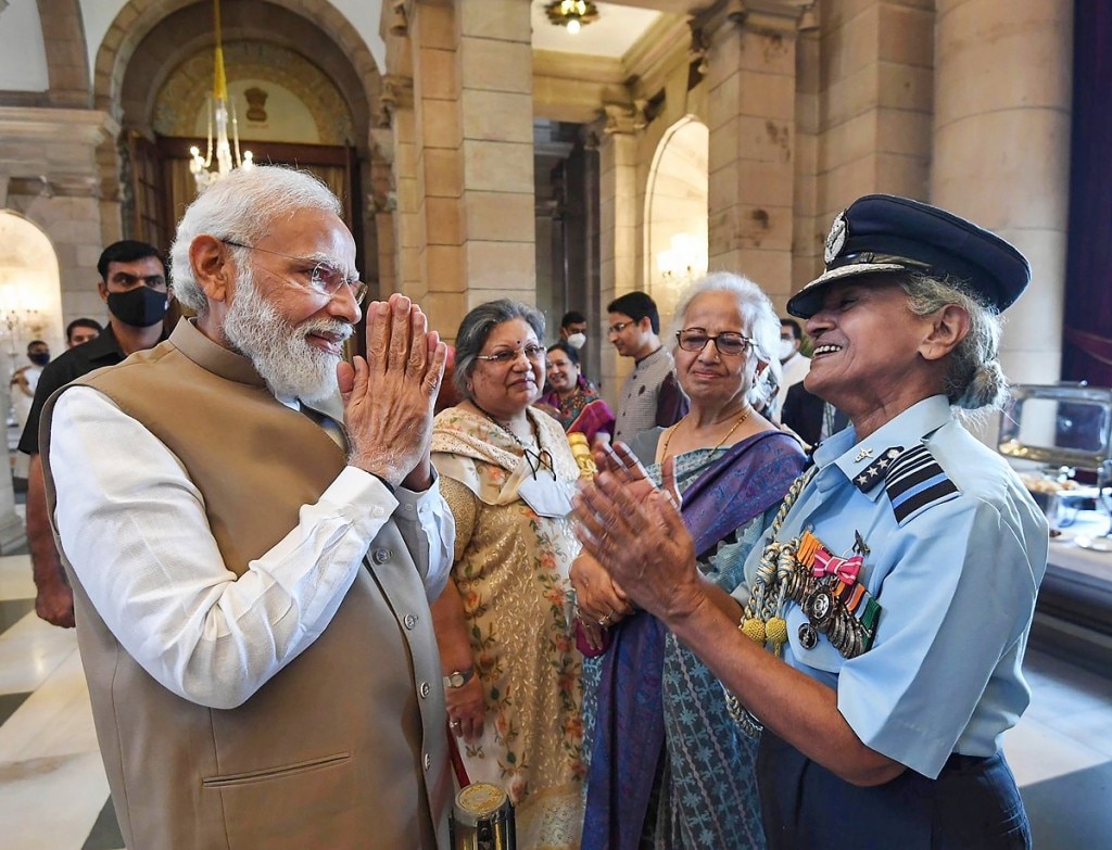 पुरस्कार समारोह के दौरान पद्म बंदोपाध्याय से मिलते पीएम नरेंद्र मोदी. (तस्वीर- पीटीआई) Padma Awards 2020