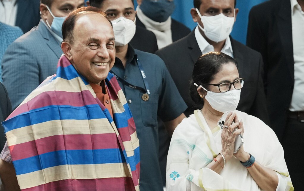 ममता बनर्जी और सुब्रमण्यम स्वामी. (तस्वीर- पीटीआई) Subramanian Swamy Meets Mamata Banerjee