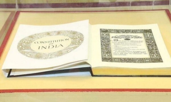 संविधान की मूल प्रति (तस्वीर: Wikimedia Commons) Untitled Design (1)