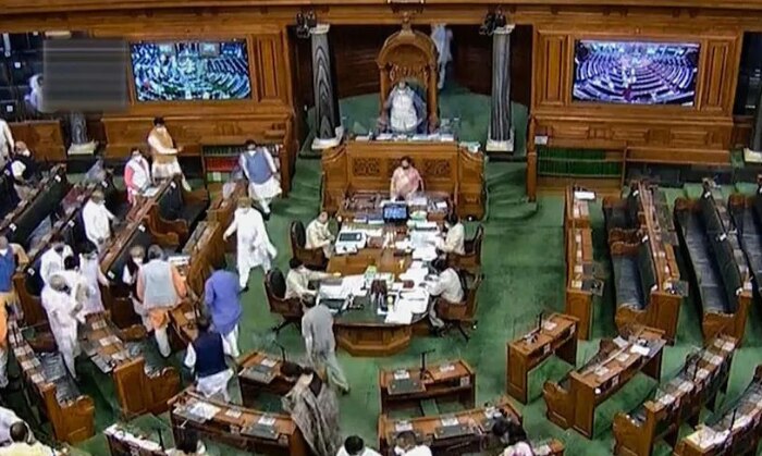 लोकसभा में कृषि विधेयकों पर हंगामा (प्रतीकात्मक फोटो - इंडिया टुडे) लोकसभा में कृषि विधेयकों पर हंगामा (प्रतीकात्मक फोटो - इंडिया टुडे)