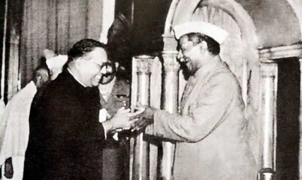 अम्बेडकर, 25 नवंबर 1949 को राजेंद्र प्रसाद को भारतीय संविधान का अंतिम मसौदा प्रस्तुत करते हुए (तस्वीर: wikimedia Commons) Untitled Design (5)
