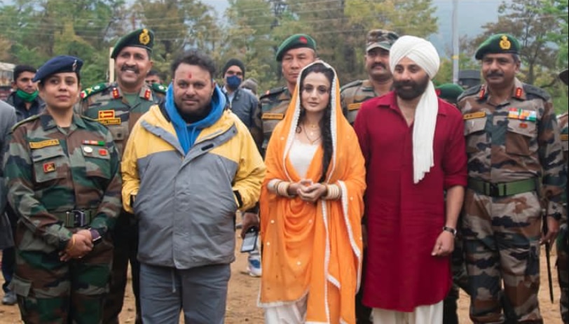 'गदर 2' के मुहूरत शॉट के दौरान डायरेक्टर अनिल शर्मा के साथ अमीषा पटेल और सनी देओल. 'गदर 2' के मुहूरत शॉट के दौरान डायरेक्टर अनिल शर्मा के साथ अमीषा पटेल और सनी देओल.