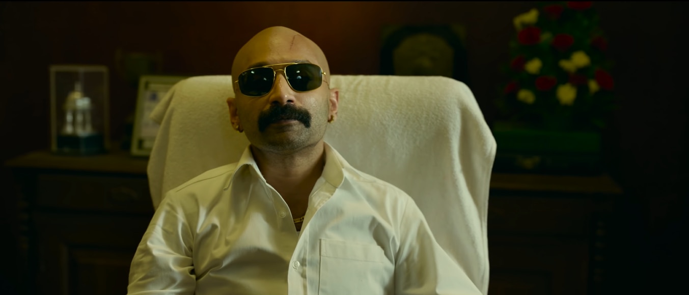 नए अपॉन्टेड पुलिस ऑफिसर या यूं कहें कि फिल्म के विलन भंवर सिंह शेखावत के रोल में फहाद फाज़िल. नए अपॉन्टेड पुलिस ऑफिसर या यूं कहें कि फिल्म के विलन भंवर सिंह शेखावत के रोल में फहाद फाज़िल.