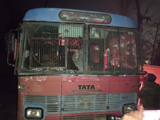 हमले में क्षतिग्रस्त हुई पुलिस की बस. (तस्वीर- इंडिया टुडे) terrorist attack
