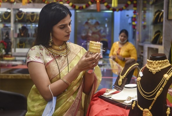 सोने में निवेश की सांकेतिक तस्वीर Dhanteras Celebrations In Mumbai