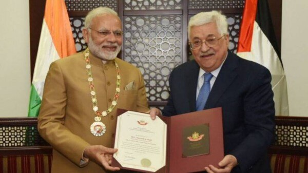 पीएम मोदी को फिलीस्तीन के राष्ट्रपति महमूद अब्बास ने ग्रैंड कॉलर प्रदान किया था (फोटो: इंडिया टुडे) Modi Grand Collar 750 1518257366 749x421