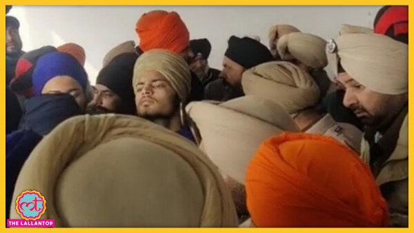 Kapurthala में बेअदबी (Sacrilege) के आरोपी की पिटाई के बाद मौके पर पहुंची पुलिस. (फोटो: ट्विटर) Kapurthala में बेअदबी (Sacrilege) के आरोपी की पिटाई के बाद मौके पर पहुंची पुलिस. (फोटो: ट्विटर)