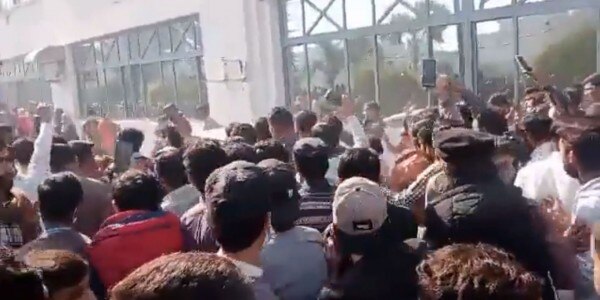 फैक्ट्री के बाहर इकट्ठा कट्टरपंथी भीड़. (फोटो: ट्विटर) फैक्ट्री के बाहर इकट्ठा कट्टरपंथी भीड़. (फोटो: ट्विटर)