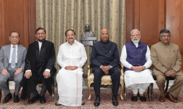 रंजन गोगोई बाएं (फोटो सोर्स -ट्विटर) रंजन गोगोई बाएं (फोटो सोर्स -ट्विटर)