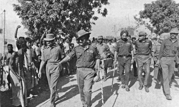 पाकिस्तानी फ़ौज को सरेंडर कराने के लिए जमालपुर की तरफ़ मार्च करते हुए जनरल नागरा और CO 56 माउंटेन रेजिमेंट (तस्वीर: डेली एशियन ऐज) Untitled Design (7)