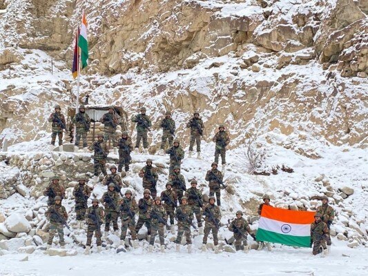 नए साल के मौके पर LAC पर तिरंगे के साथ भारतीय सैनिक नए साल के मौके पर Lac पर तिरंगे के साथ भारतीय सैनिक