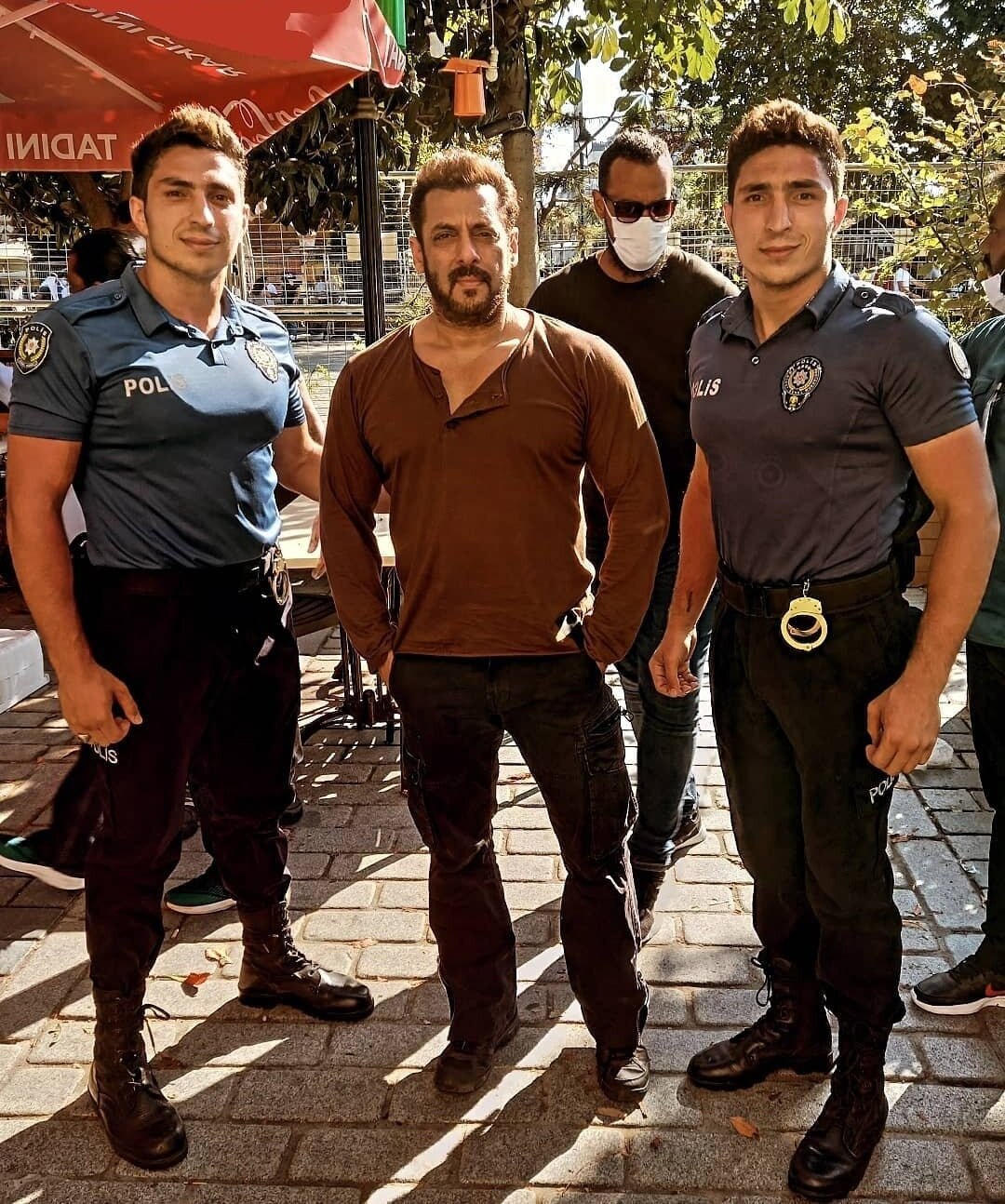 फिल्म 'टाइगर 3' के आउटडोर लोकेशन पर फैंस के साथ सलमान खान. फिल्म 'टाइगर 3' के आउटडोर लोकेशन पर फैंस के साथ सलमान खान.