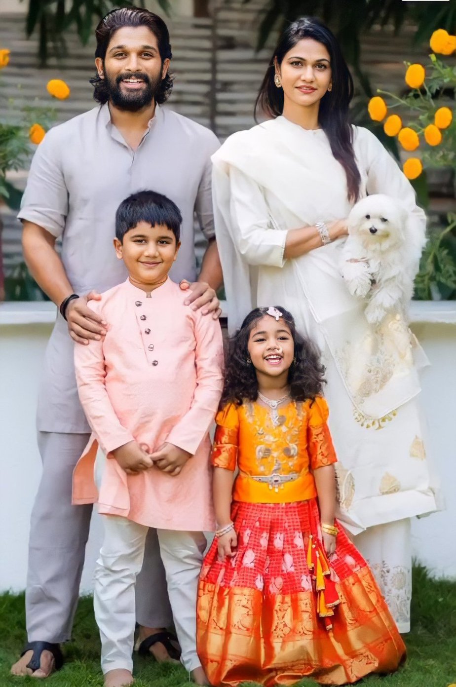पत्नी स्नेहा, बेटा अयान और बिटिया अरहा के साथ अल्लू अर्जुन. पत्नी स्नेहा, बेटा अयान और बिटिया अरहा के साथ अल्लू अर्जुन.