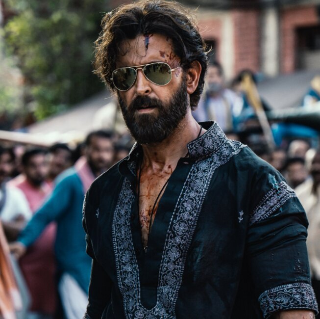 तमिल फिल्म 'विक्रम वेधा' के हिंदी रीमेक से ऋतिक रौशन का फर्स्ट लुक. इस फिल्म में ऋतिक वेधा नाम के क्रिमिनल का रोल कर रहे हैं. तमिल फिल्म 'विक्रम वेधा' के हिंदी रीमेक से ऋतिक रौशन का फर्स्ट लुक. इस फिल्म में ऋतिक वेधा नाम के क्रिमिनल का रोल कर रहे हैं.
