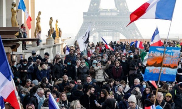France में कोविड वैक्सीन को लेकर बनाए गए कानून का विरोध करते लोग. (फोटो: AFP) France में कोविड वैक्सीन को लेकर बनाए गए कानून का विरोध करते लोग. (फोटो: AFP)