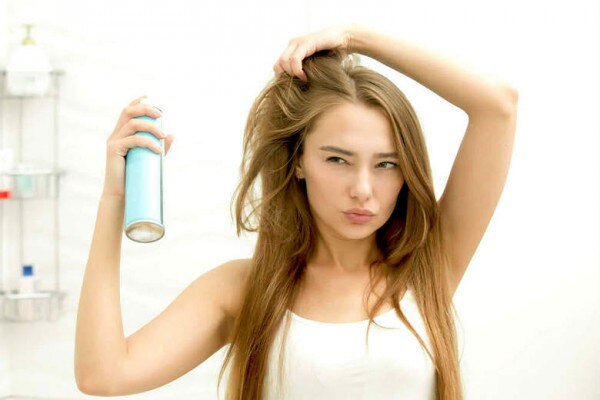 स्टाइलिंग से पहले हीट प्रोटेक्टेंट लगाने से कम होता है हेयर डैमेज Hair Spray