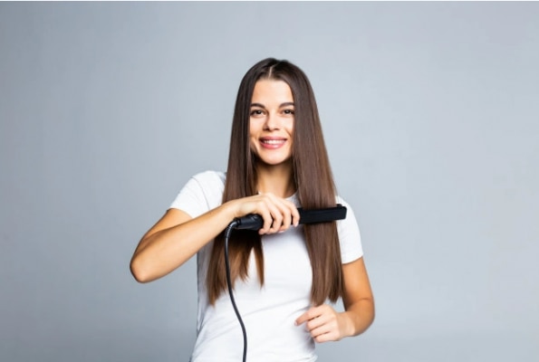स्टाइलिंग करने से पहले बालों को अच्छे से सुलझा लें- Freepik Hair Styling