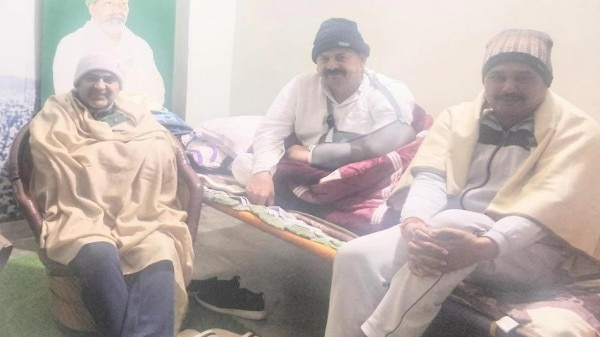 संजीव बालियान (बाएं) नरेश टिकैत (बीच में) से मिलने पहुंचे थे (फोटो: आजतक) Naresh Tikait Sanjeev 1