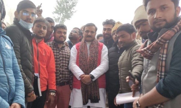 97 हजार शिक्षक भर्ती की मांग को लेकर बेसिक शिक्षा मंत्री सतीश द्विवेदी से मुलाकात करते अभ्यर्थी 97 हजार शिक्षक भर्ती की मांग को लेकर बेसिक शिक्षा मंत्री सतीश द्विवेदी से मुलाकात करते अभ्यर्थी