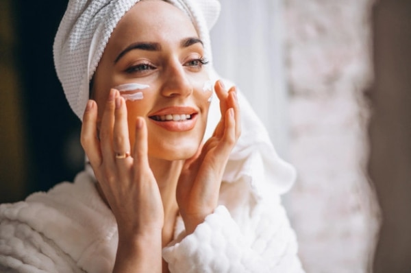 सनस्क्रीन को सही तरीके से लगाना ज़रूरी- Freepik Sunscreen
