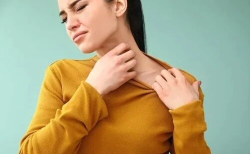गर्म कपड़े पहन कर सोने से शरीर में बढ़ सकती है खुजली की समस्या- Freepik Thumb Image