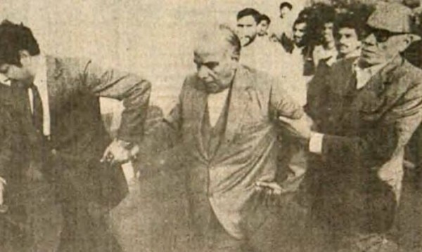 कुमार नारायण को इंटेलीजेन्स के अधिकारी पकड़ के ले जाते हुए (फ़ाइल फोटो) Untitled Design (10)