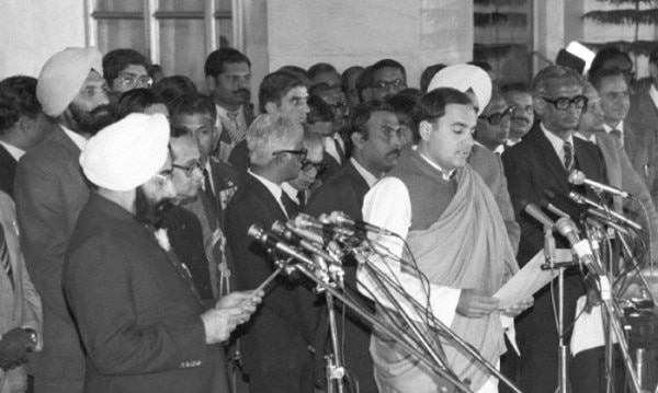 31 दिसम्बर 1984 को राजीव गांधी प्रधानमंत्री की शपथ लेते हुए (तस्वीर: Getty) Untitled Design (7)