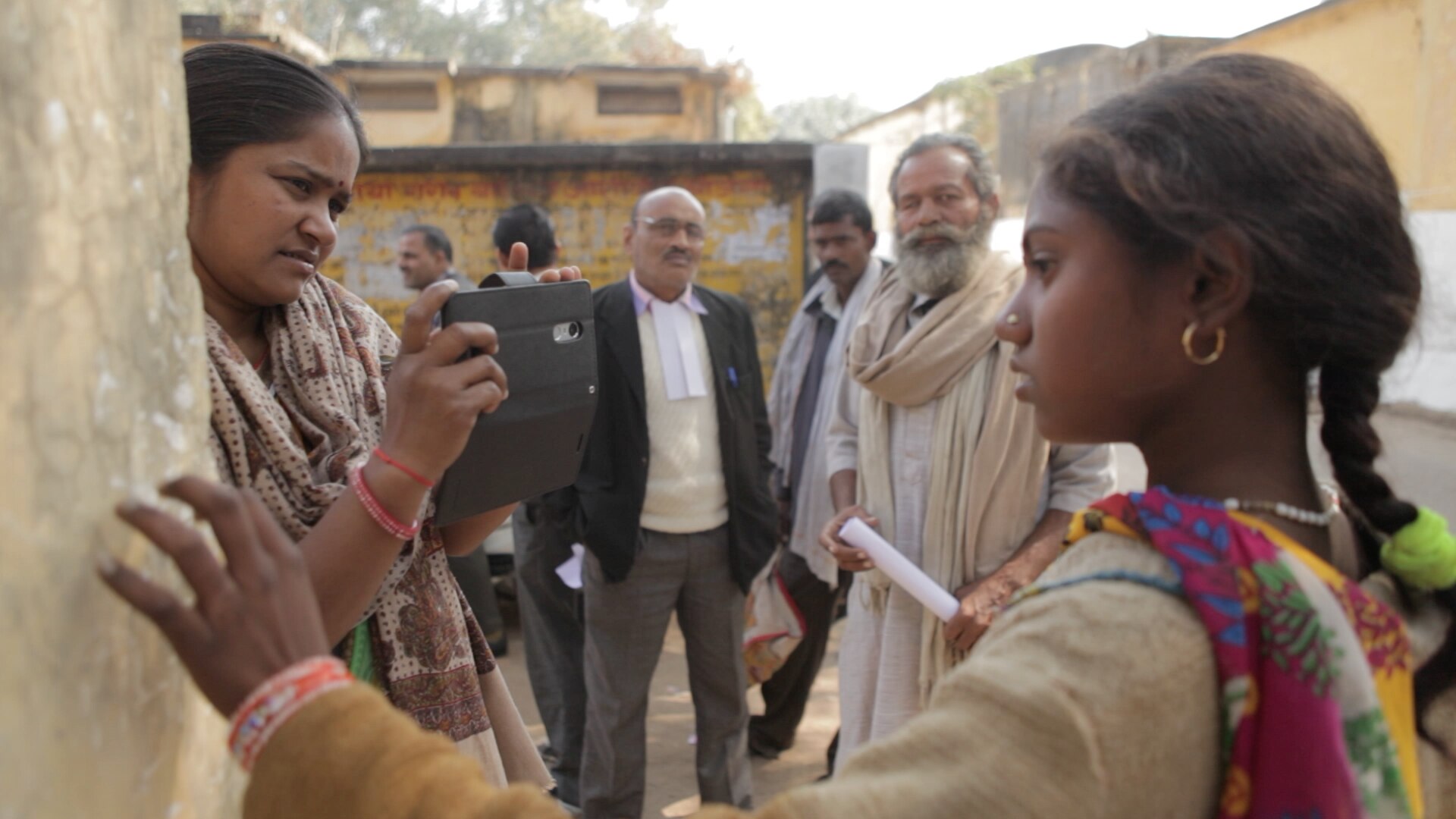 डॉक्यूमेंट्री के एक सीन में महिलाओं से बात करतीं खबर लहरिया की रिपोर्टर. डॉक्यूमेंट्री के एक सीन में महिलाओं से बात करतीं खबर लहरिया की रिपोर्टर.