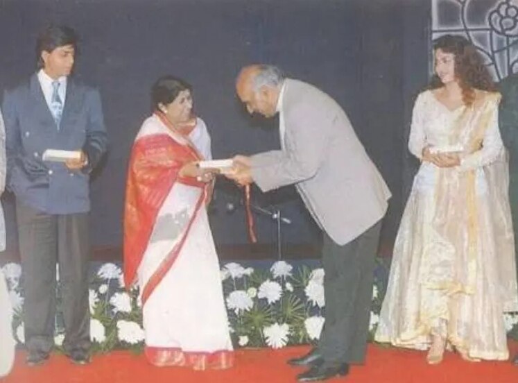 फिल्म 'डर' से जुड़े एक इवेंट के दौरान शाहरुख खान, लता मंगेशकर, यश चोपड़ा और जूही चावला. फिल्म 'डर' से जुड़े एक इवेंट के दौरान शाहरुख खान, लता मंगेशकर, यश चोपड़ा और जूही चावला.