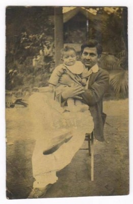 24 फरवरी 1931: आनंद बख्शी अपने पिता के साथ लाहौर चिड़िया घर में क्रेडिट:pinterest 24 फरवरी 1931: आनंद बख्शी अपने पिता के साथ लाहौर चिड़िया घर में क्रेडिट:pinterest