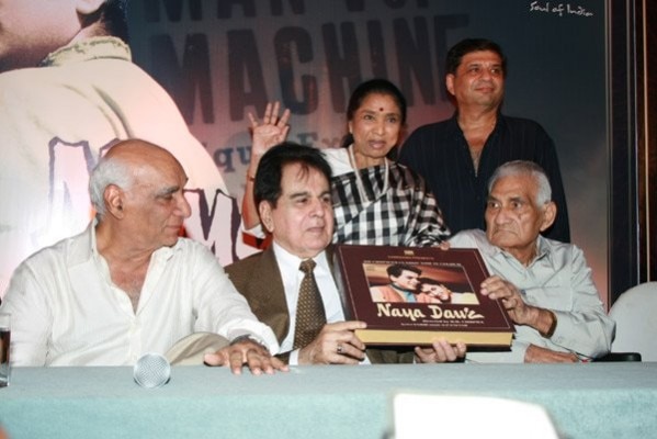 नया दौर के कलर ऑडियो रिलीज के दौरान यश चोपड़ा, दिलीप कुमार, आशा भोंसले, बीआर चोपड़ा और रवि चोपड़ा (बायें से दायें) नया दौर के कलर ऑडियो रिलीज के दौरान यश चोपड़ा, दिलीप कुमार, आशा भोंसले, बीआर चोपड़ा और रवि चोपड़ा (बायें से दायें)