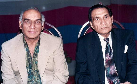 यश चोपड़ा ने फ़िल्मी ककहरा अपने बड़े भाई बीआर चोपड़ा से ही सीखा. उनकी फ़िल्म नया दौर में वो असिस्टेंट डायरेक्टर थे. यश चोपड़ा ने फ़िल्मी ककहरा अपने बड़े भाई बीआर चोपड़ा से ही सीखा. उनकी फ़िल्म नया दौर में वो असिस्टेंट डायरेक्टर थे.
