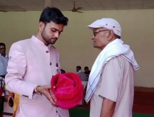 दूल्हा और उसके पिता (तस्वीर: आज तक) दूल्हा और पिता