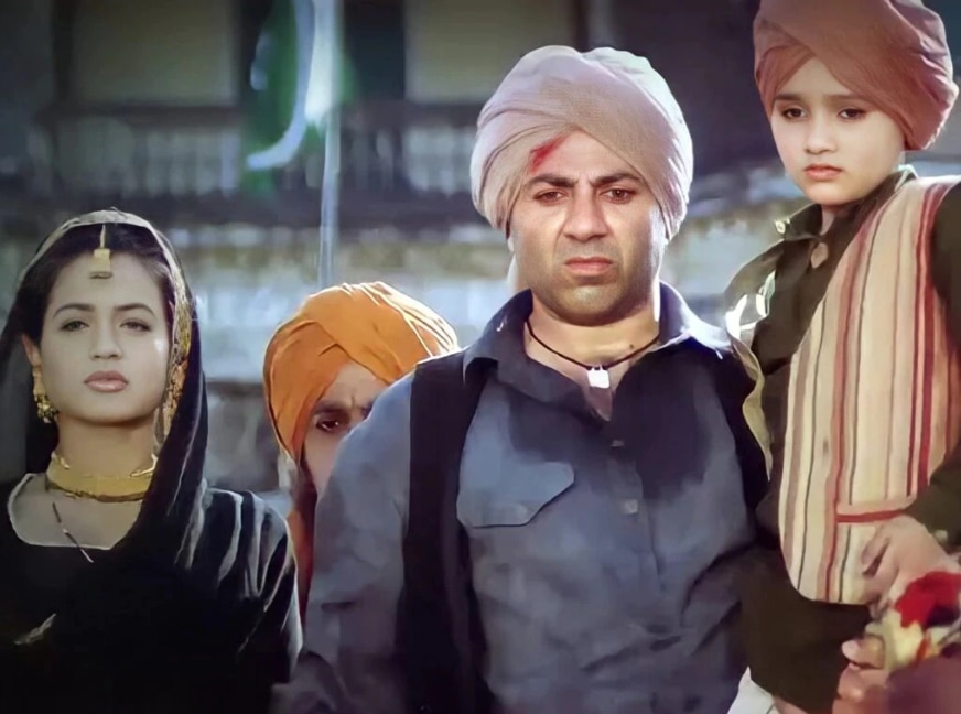 फिल्म 'गदर' के एक सीन में अपने बेटे और सकीना के साथ तारा सिंह. फिल्म 'गदर' के एक सीन में अपने बेटे और सकीना के साथ तारा सिंह.