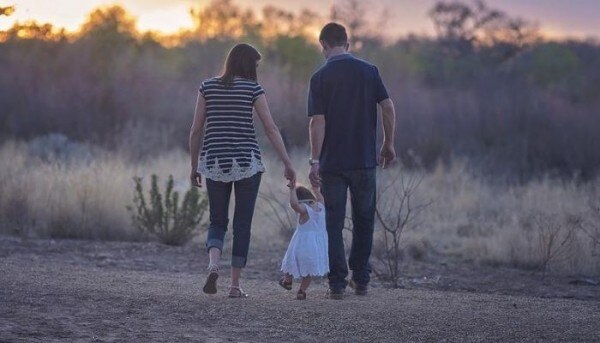 क्या माता-पिता की खुशी के लिए बच्चे पैदा करना बच्चों की जिम्मेदारी है? सांकेतिक फोटो- Pixabay Parents
