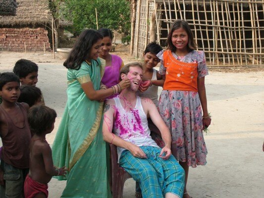 अपनी मुंहबोलियों सालियों संग इयान की होली