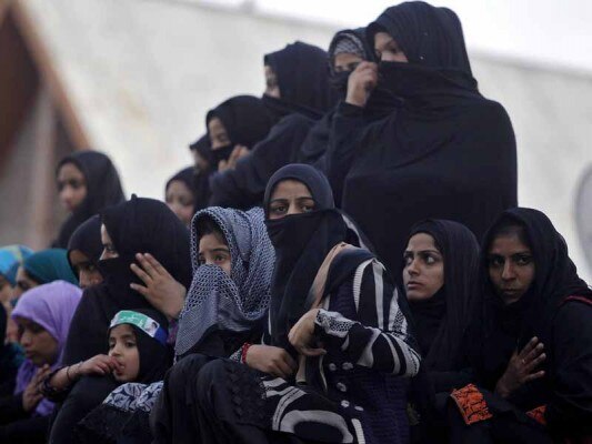 Kashmiri Shi'ite Muslim women and girls watch a Muharram procession ahead of Ashura in Srinagar October 21, 2015. Ashura, which falls on the 10th day of the Islamic month of Muharram, commemorates the death of Imam Hussein, grandson of Prophet Mohammad, who was killed in the 7th century battle of Kerbala. REUTERS/Danish Ismail - RTS5FZ1