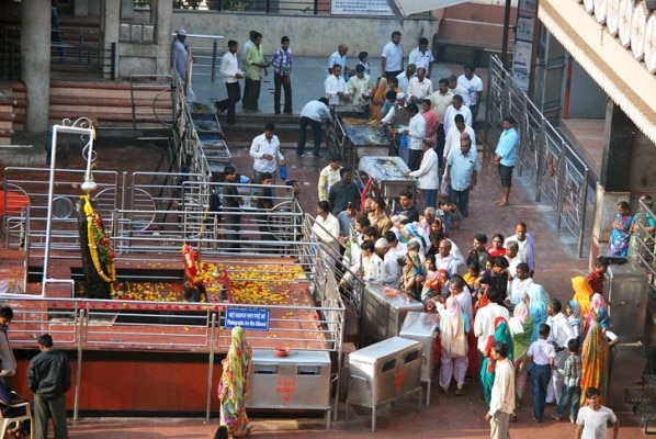 offering oil to shani