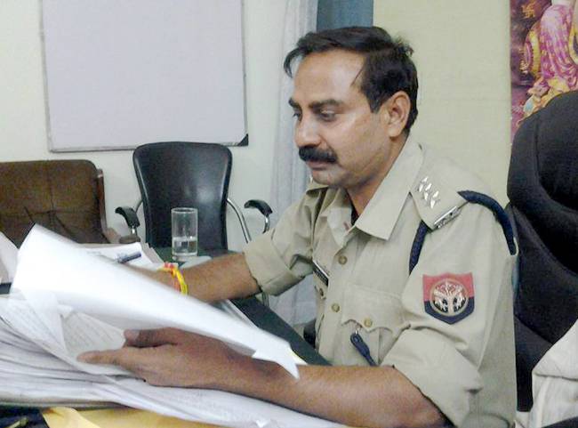 ऑफिस में काम करते एसपी समीर सौरभ