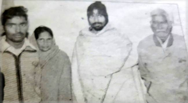 नीतेंद्र परिवार के साथ