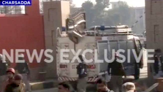 सुरक्षा बलों ने घेरा डाला