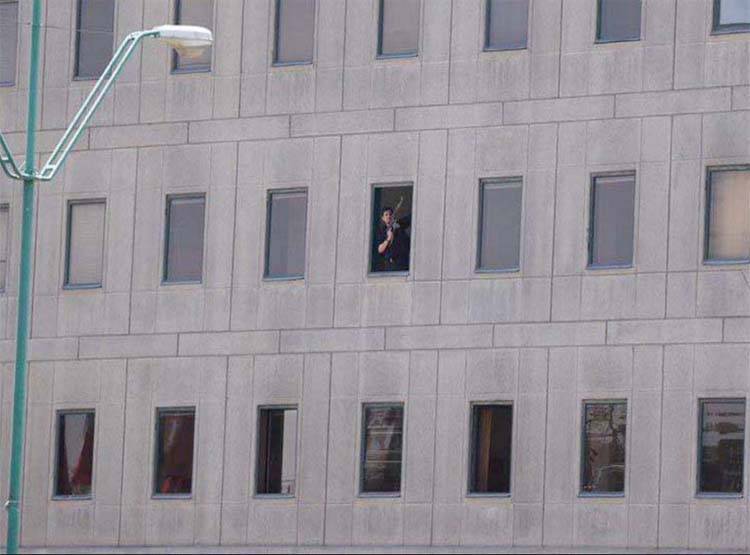 ईरानी संसद की इमारत से झांकता हमलावर (स्रोतः तस्नीम न्यूज)