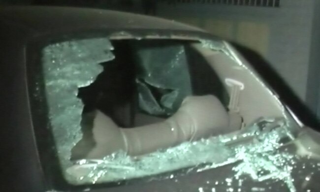 डॉक्टर की गाड़ी को भी किया चकनाचूर