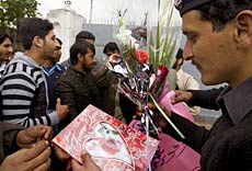 Policemen receive flowers for Qadri from students