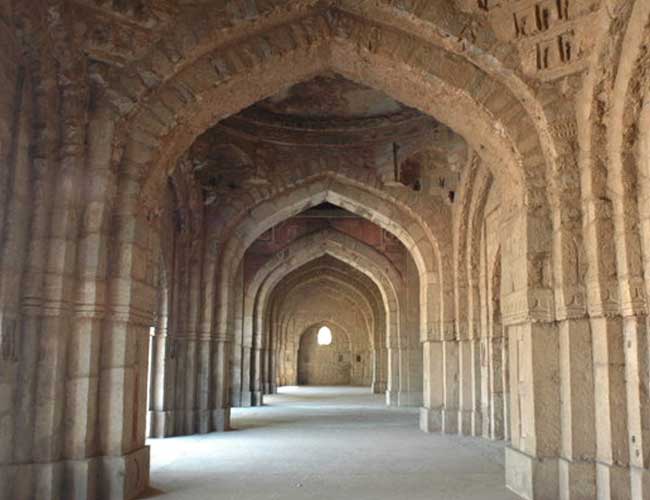 Jamali-Kamali Masjid,  DelhiLocated in the Mehrauli Archaeological Complex, Jamali- Kamali Masjid is believed to be an abode of djinns. Jamali and Kamali were sixteenth century Sufi saints who were buried in the tomb. People also complain of nightmares and strange experiences post a visit to this place.