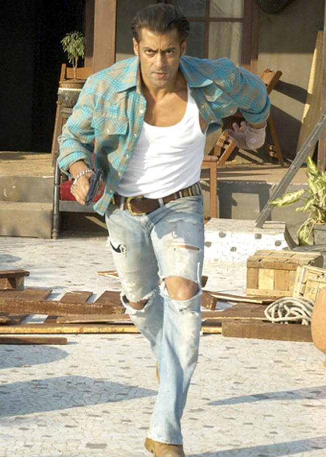 Salman KhanWhile doing some action scenes for his film Wanted in 2009, Sallu bhai tore a ligament in his arm. The injury got intense during the shooting of Dabangg due to which Salman KhanWhile doing some action scenes for his film Wanted in 2009, Sallu bhai tore a ligament in his arm. The injury got intense during the shooting of Dabangg due to which
