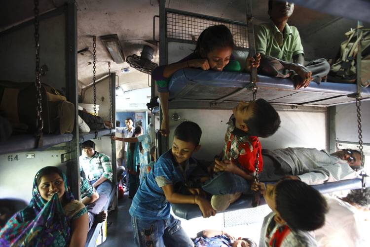 भारतीय रेल का एक दृश्य. सांकेतिक तस्वीर. फोटो क्रेडिट- Reuters भारतीय रेल का एक दृश्य. सांकेतिक तस्वीर. फोटो क्रेडिट- Reuters